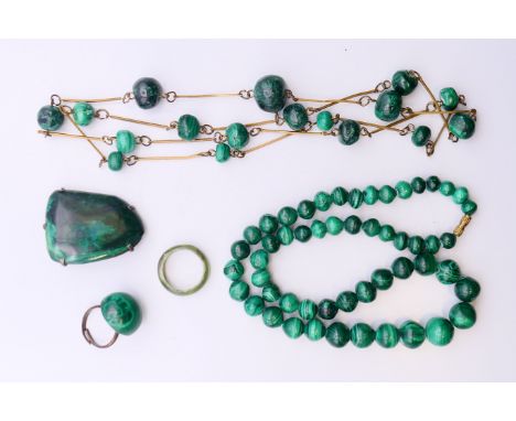 A collection of vintage marbled green malachite jewellery, to include: two necklaces, two rings and a brooch. Largest necklac