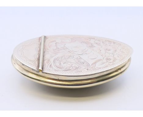 A white metal snuff box. 9.5 cm x 6 cm.