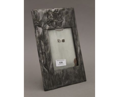 An Art Nouveau picture frame. 16 x 26 cm.