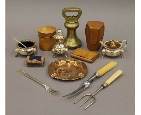 A small quantity of items, including a birchwood snuff box and a silver-plated cruet set etc. 