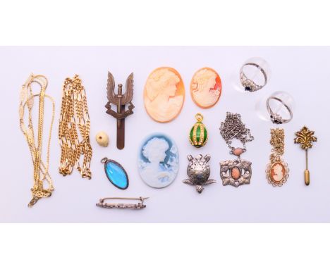 A quantity of vintage jewellery including silver, cameos, etc. 