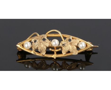Gold and pearl set brooch, with three pearls and leaf design to the front, 1.9 grams, 26mm diameter