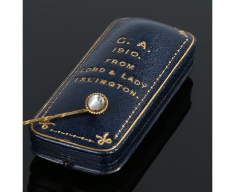 Gold and moonstone stick pin, housed in an embossed presentation box "G.A. 1910 from Lord and Lady Islington", 6.5cm long, 1.