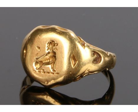18 carat gold signet ring, with a seal head of a standing hound, 5.9 grams, ring size P