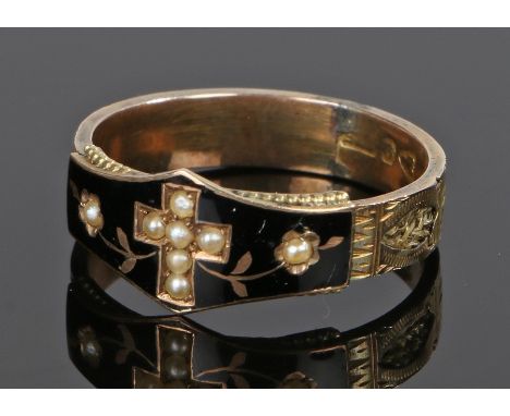 19th Century 9 carat mourning ring, with pearls and enamel decoration, ring size R