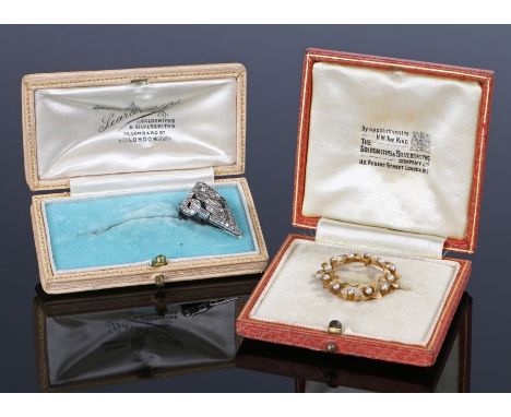 15 carat gold pearl set brooch, with flower heads ad central pearls, 25mm diameter, together with half of a diamond set clasp