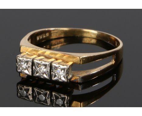 18 carat gold diamond set ring, with three diamonds to the head, 4 grams, ring size R