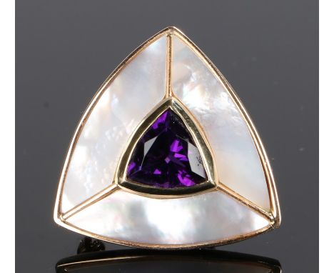 9 carat gold amethyst and mother of pearl brooch, in triangular form with a central amethyst and mother of pearl surround, 31