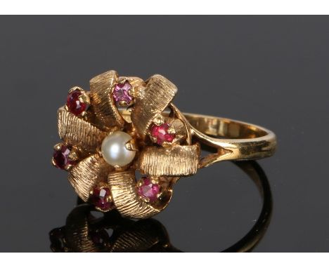 9 carat gold pearl and garnet set ring, with a central pearl and garnet surround, ring size M