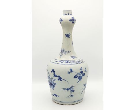 A Chinese porcelain transitional blue and white garlic mouth vase from the Hatcher Cargo, mid-17th century, mallet form with 