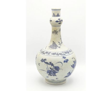 A Chinese transitional porcelain blue and white garlic neck vase from the Hatcher Cargo, mid-17th century, the elongated neck