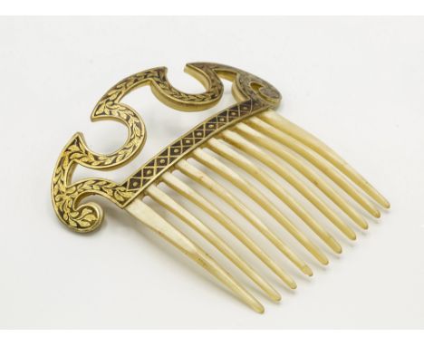 An Etruscan revival hair comb, ten horn tines beneath a crown form top section of stained horn with overlying gilt foliate de