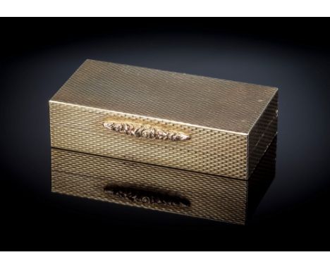 A 9ct gold pill box, S. J. Rose & Son, London 1980, rectangular with engine turned decoration and foliate thumbpiece, 3.8 x 1