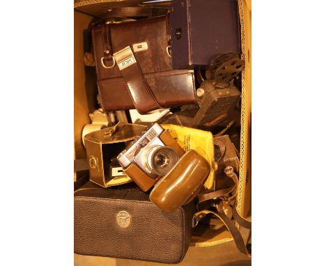 Box of mixed cameras and cine cameras etc. P&P Group 2 (£18+VAT for the first lot and £2+VAT for subsequent lots) 