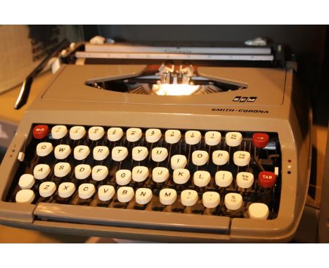 Cased Smith Corona Corsair typewriter. P&amp;P Group 2 (£18+VAT for the first lot and £2+VAT for subsequent lots) 