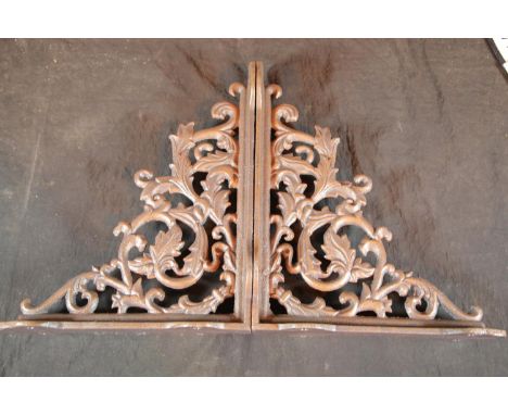 Pair of cast iron shelf brackets, 20 x 28 cm. P&amp;P Group 2 (£18+VAT for the first lot and £2+VAT for subsequent lots) 