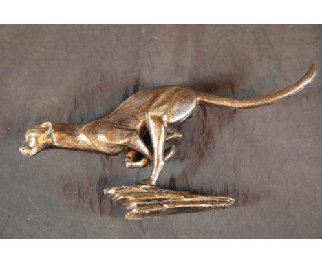 Cast iron running cheetah figure, L: 31 cm. P&amp;P Group 2 (£18+VAT for the first lot and £2+VAT for subsequent lots) 