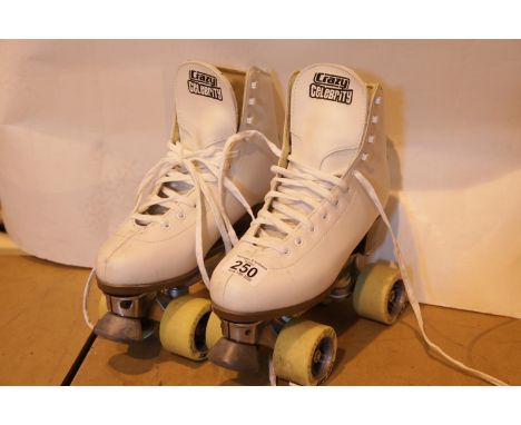 Pair of Crazy Celebrity roller skates size 7.P&P Group 2 (£18+VAT for the first lot and £2+VAT for subsequent lots) 