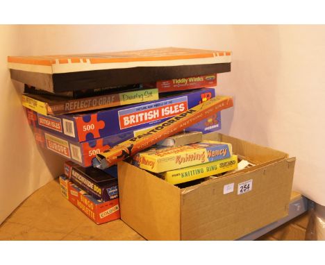 Collection of games and jigsaws inc David Nixon Magic Box and some Britains toy items. P&P Group 2 (£18+VAT for the first lot