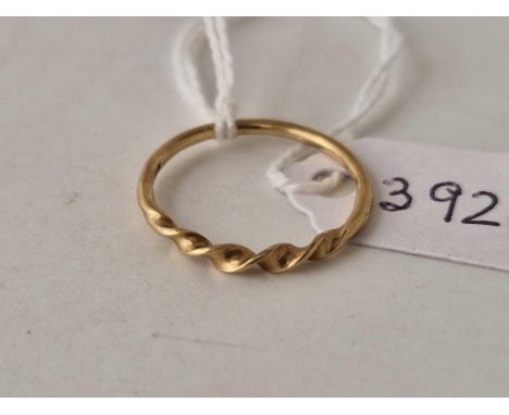 A small twist ring 9ct size M