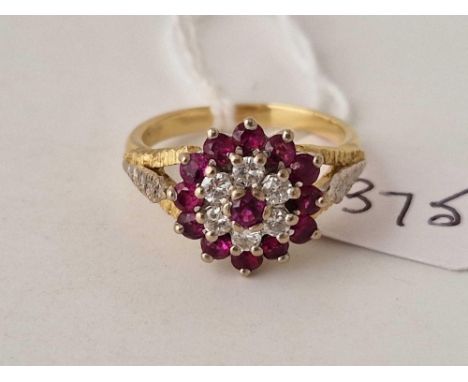 A RUBY AND DIAMOND CLUSTER RING 18CT OLD SIZE N 5.6 GMS