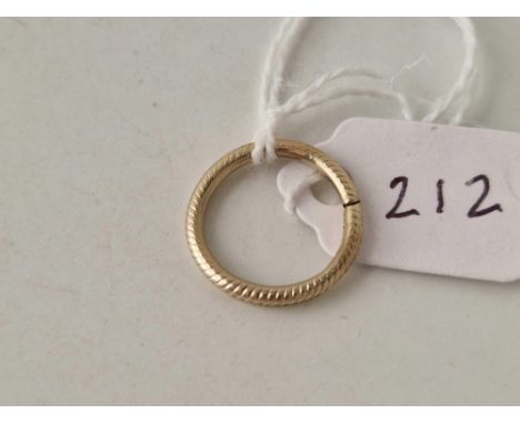 A Victorian split ring with ribbed decoration diameter 16mm 15ct gold