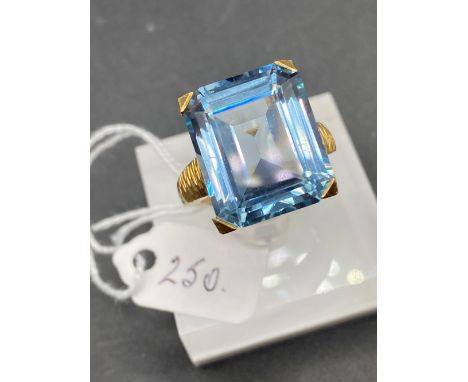 A VERY FINE BLUE GEM SET RING 18CT GOLD FRENCH MARKS 10.5 GMS