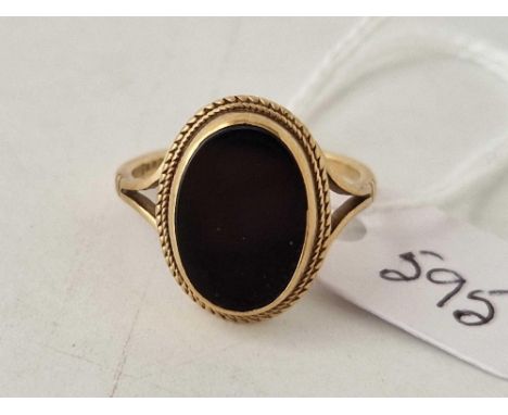A onyx signet ring 9ct size O