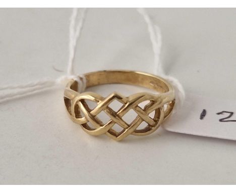 A pierced lattice work ring 9ct size N 2.8 gms