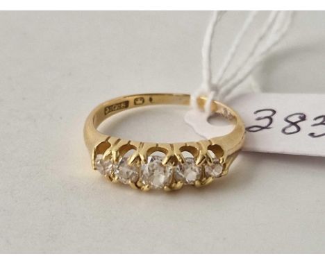 A FIVE STONE DIAMOND RING 18CT GOLD SIZE P
