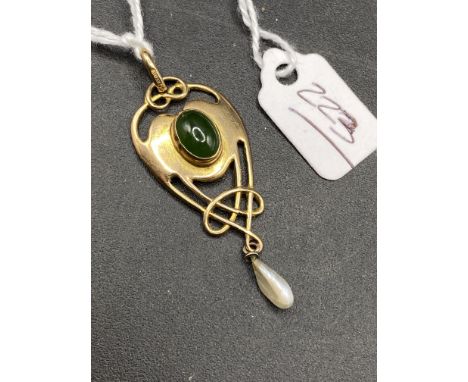 A art nouveau jade and pearl pendant 2.7 gms