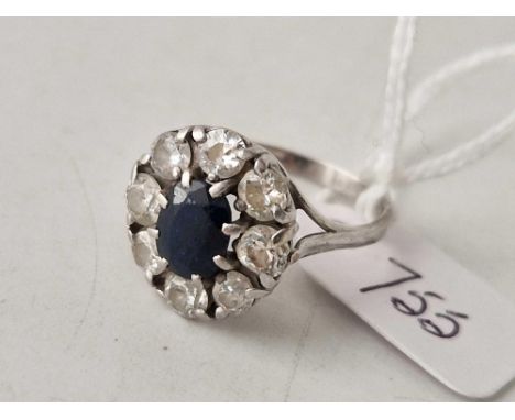 A LARGE WHITE GOLD SAPPHIRE AND DIAMOND CLUSTER RING 18CT GOLD SIZE O