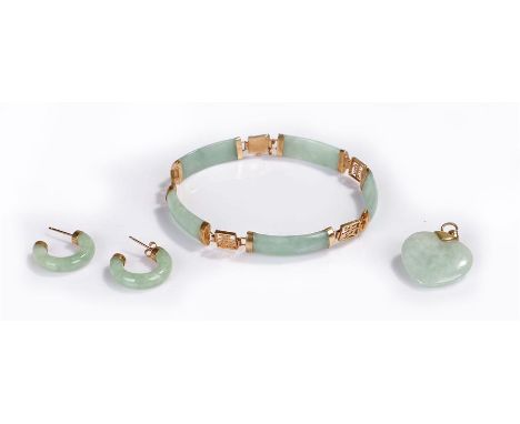 Jade jewellery set, the 9 carat bracelet with jade arches, a pair of jade earrings and a jade heart pendant, (4)