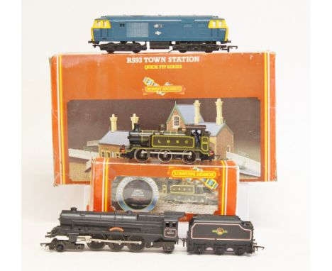 Tri-ang: A collection of Tri-ang to include R.315 LBSC Class E2 Loco 0-6-0 Tank, R.593 Town Station and other carriages, trac