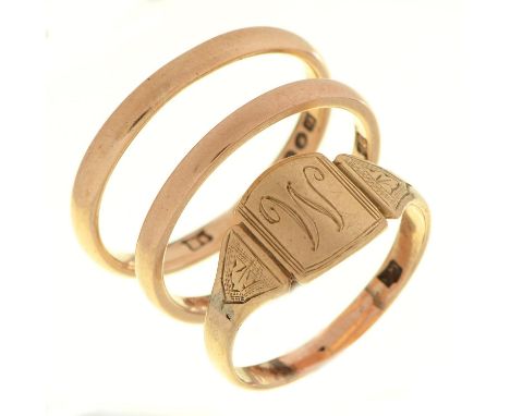 A pair of 9ct gold wedding rings,&nbsp;London 1945 and a gold signet ring, engraved with the initial M, part marked, 5.5g, si