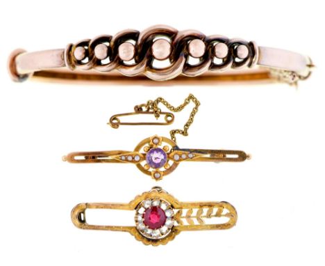 A gold chain pattern bangle, early 20th c, 62mm (internal), marked M&amp;J 9CT, a gem set gold brooch, marked 9ct, 10.6g and 
