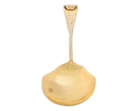 An Edwardian silver gilt caddy spoon, 76mm l, by George Unite &amp; Sons, Birmingham 1901, 5dwts Good condition