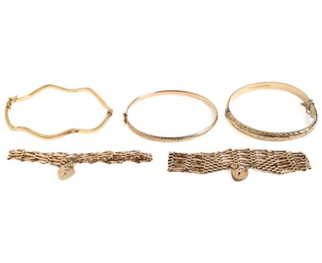 Two 9ct gold gate bracelets, two 9ct gold bangles and a wavy gold bangle marked 375, 28g Good condition