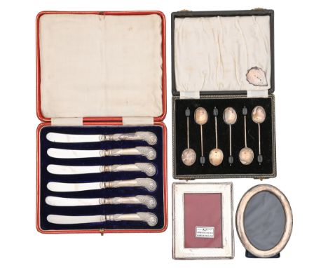 A set of six George V silver pistol hafted tea knives,&nbsp; by R F Mosley &amp; Co, Sheffield 1910, cased, a set of six bean