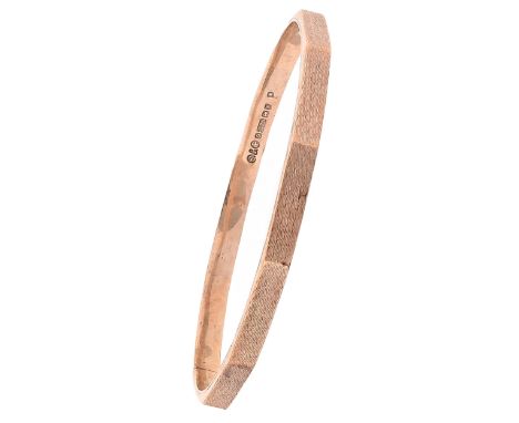 A 9ct gold faceted bangle, engine turned, 71mm (internal), Birmingham 1923, 15.6g Good condition