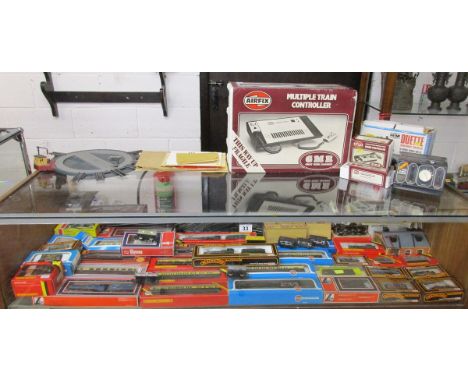 Very large collection of 00 gauge model railway, to include several engines