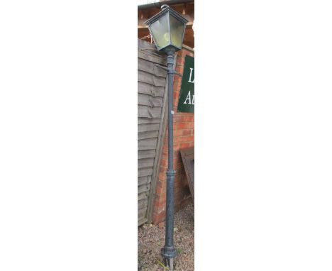 Vintage street-style driveway lamp