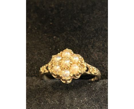 9ct Gold ring set with 7 pearls Size K 1.8g 