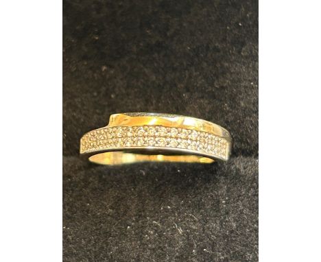 9ct Gold ring set with cz stones Size O 1.5g 