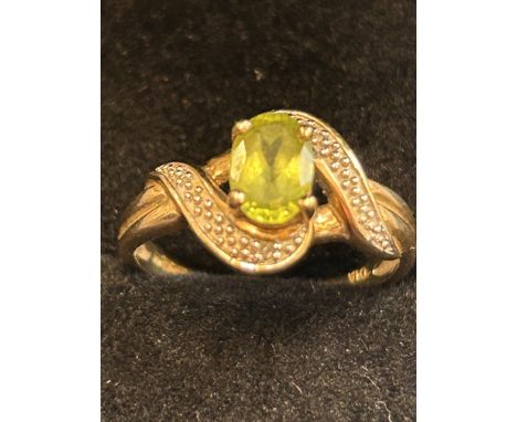 9ct Gold ring set with peridot & diamonds Size O 2.5g 