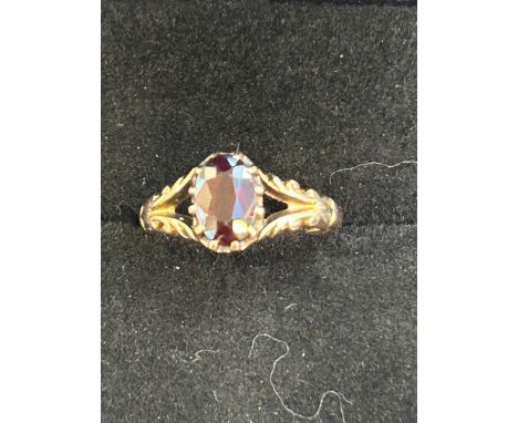 9ct Gold ring set with large garnet Weight 3.1g Size P 