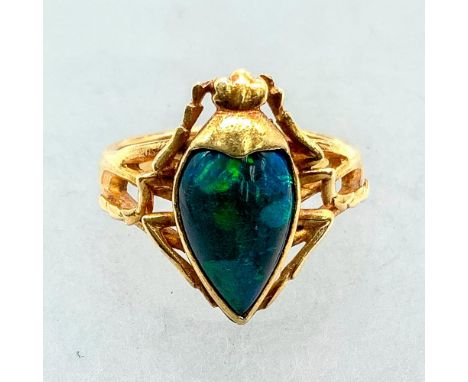 Traditional heart and crown. 18k yellow gold with an opal stone in the middle. Size 5.75. Condition: Age related wear.