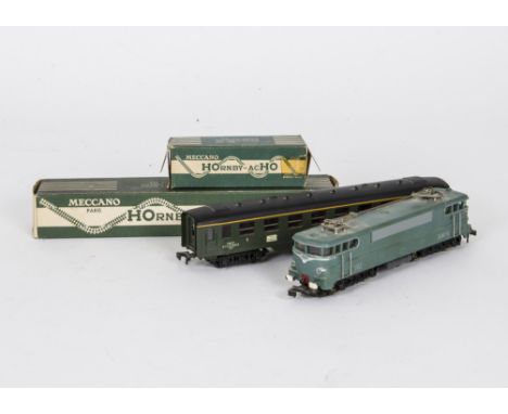 Hornby AcH0  H0 Gauge Locomotive and Coaches, unboxed SNCF  BB 16009 twin Pantograph Electric Locomotive, 734 SNCF Paris-Lill
