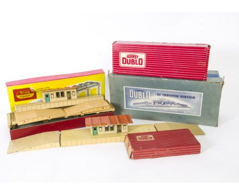 Hornby-Dublo 5005 and 5006 Engine Shed and Extension and D1 Station an D1 Island Platforms, unboxed 5005 Engine Shed and 5006