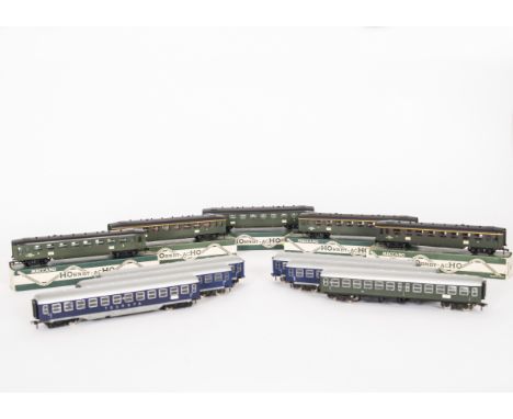 Hornby AcH0  and Fleischmann HO Coaches, Acho SNCF Paris-Lille green coaches 733 2nd Class (2) and 734 Ist Class (3, one in 7